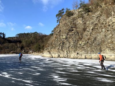 Nádherné bruslení podél skal